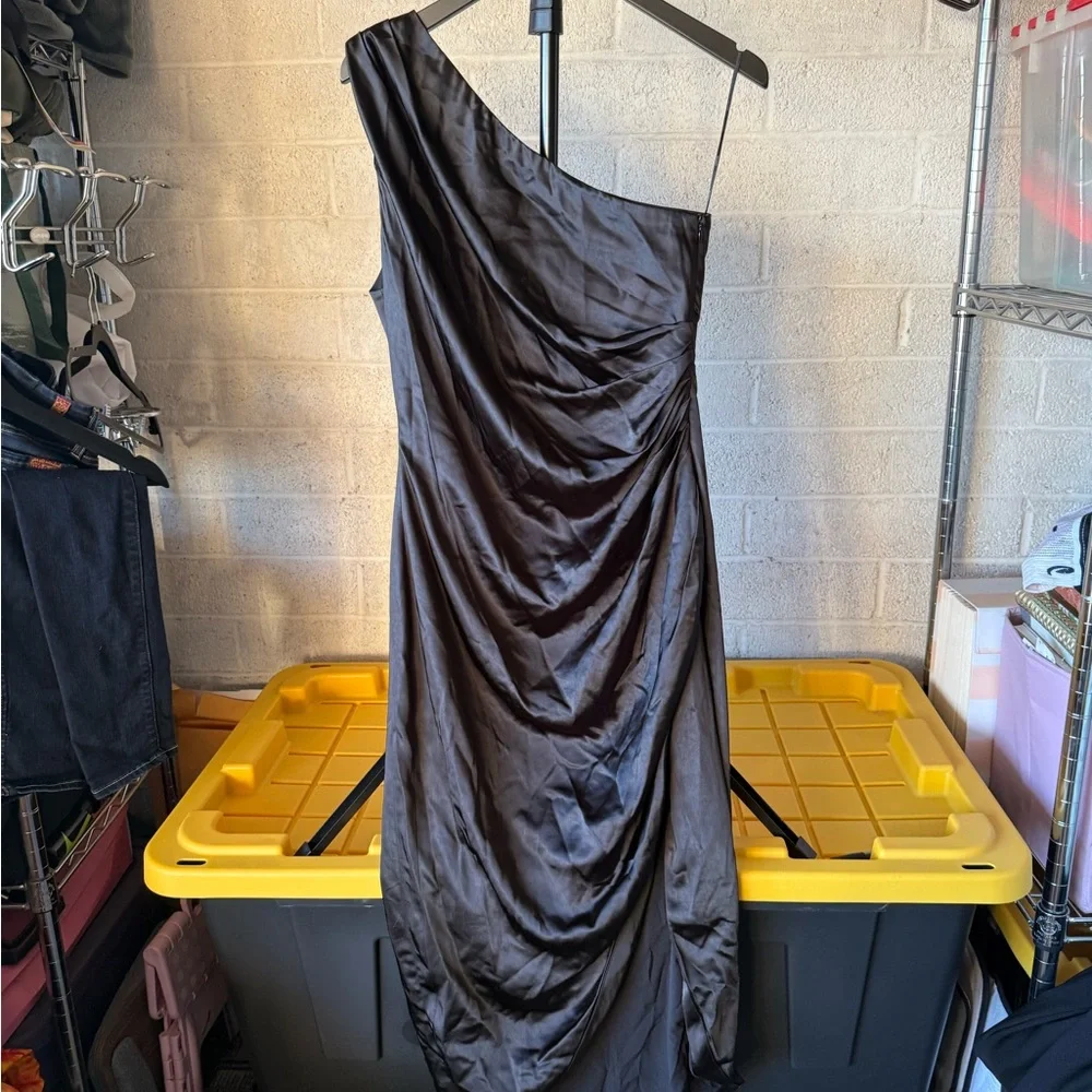 Elliatt Black Satin One-Shoulder Dress - Picture 5 of 8
